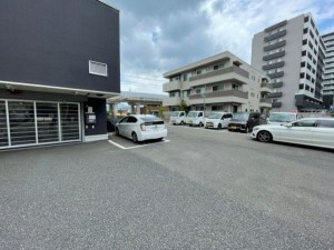 グランレブリー店舗駐車場